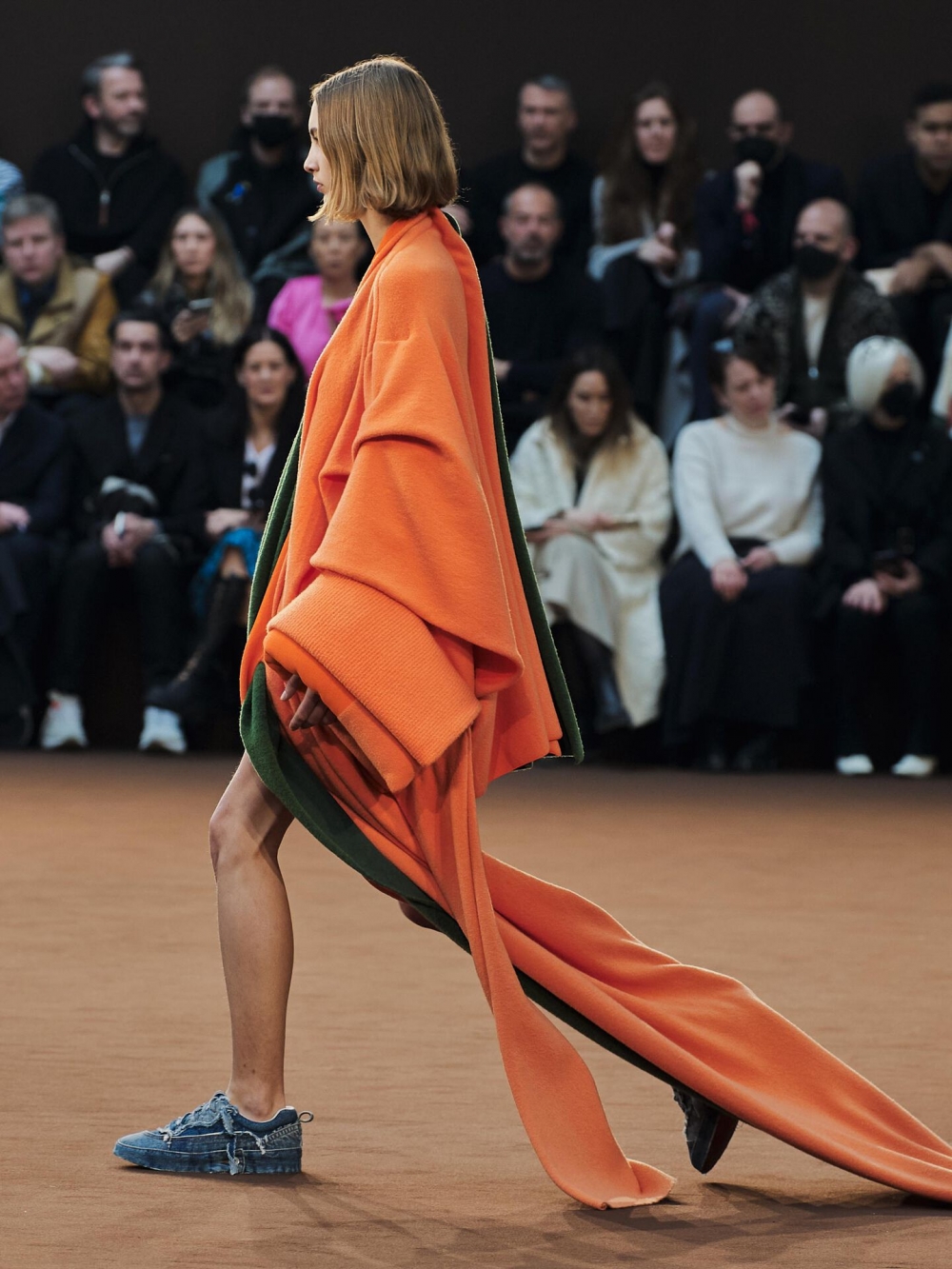 優雅的配色與大膽的服裝輪廓。