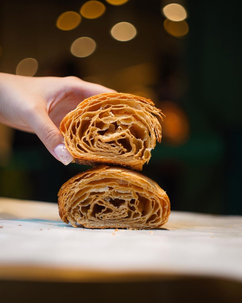 酸種牛角麵包的口感，竟然也能內鬆與外酥脆。