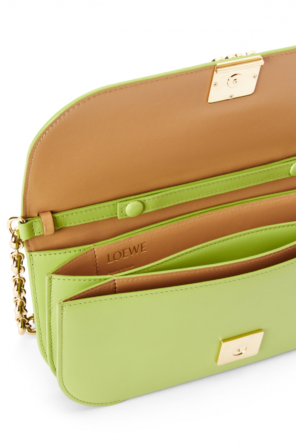 LOEWE Goya Long Clutch內部配有手風琴結構設計。