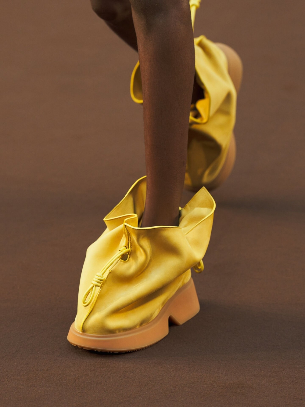 Flamenco的束口袋曲線,以漸厚的鞋底為主要設計。