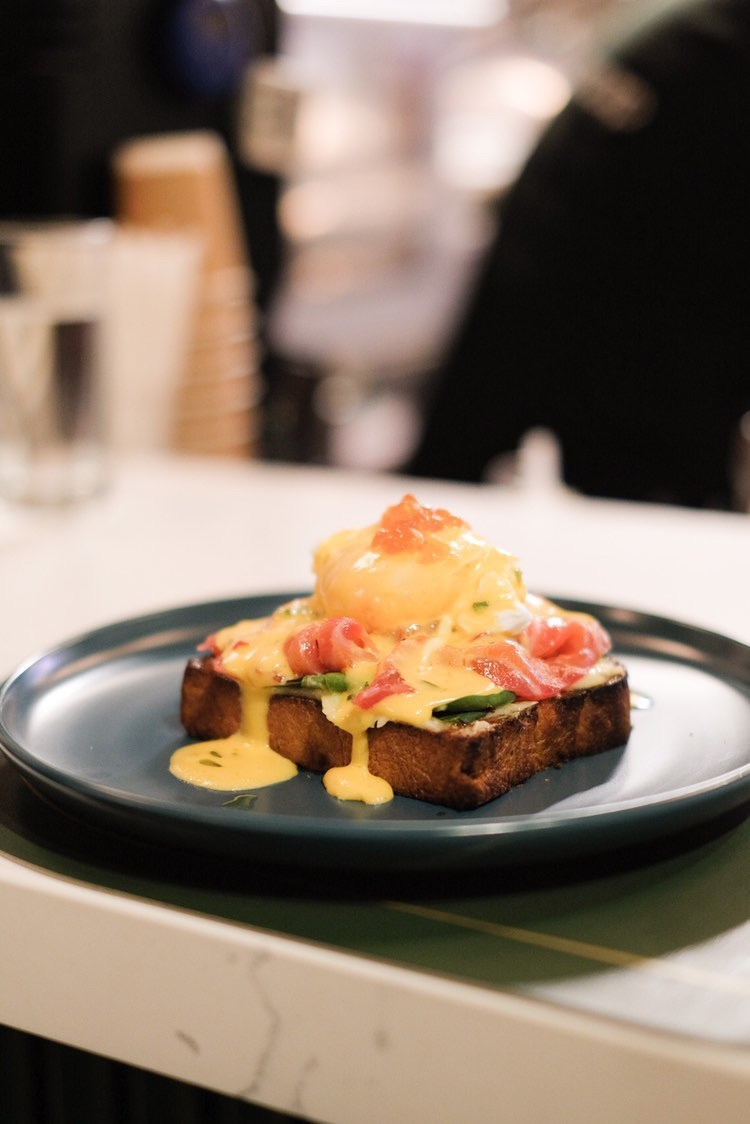 Cardinal & gold以甜菜根醃漬鮭魚，配水波蛋與賓利士汁。