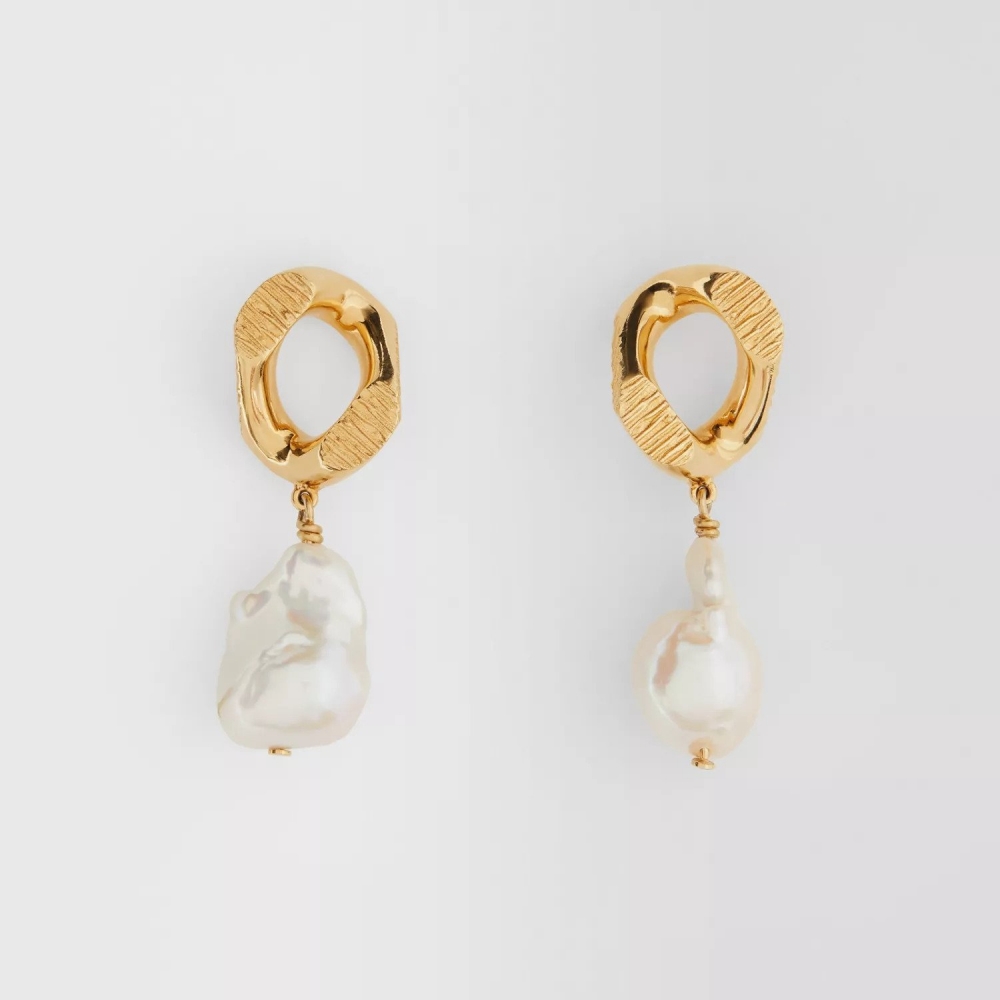 Pearl Detail Gold-plated Chain-link Earrings不規則的中性輪廓。
