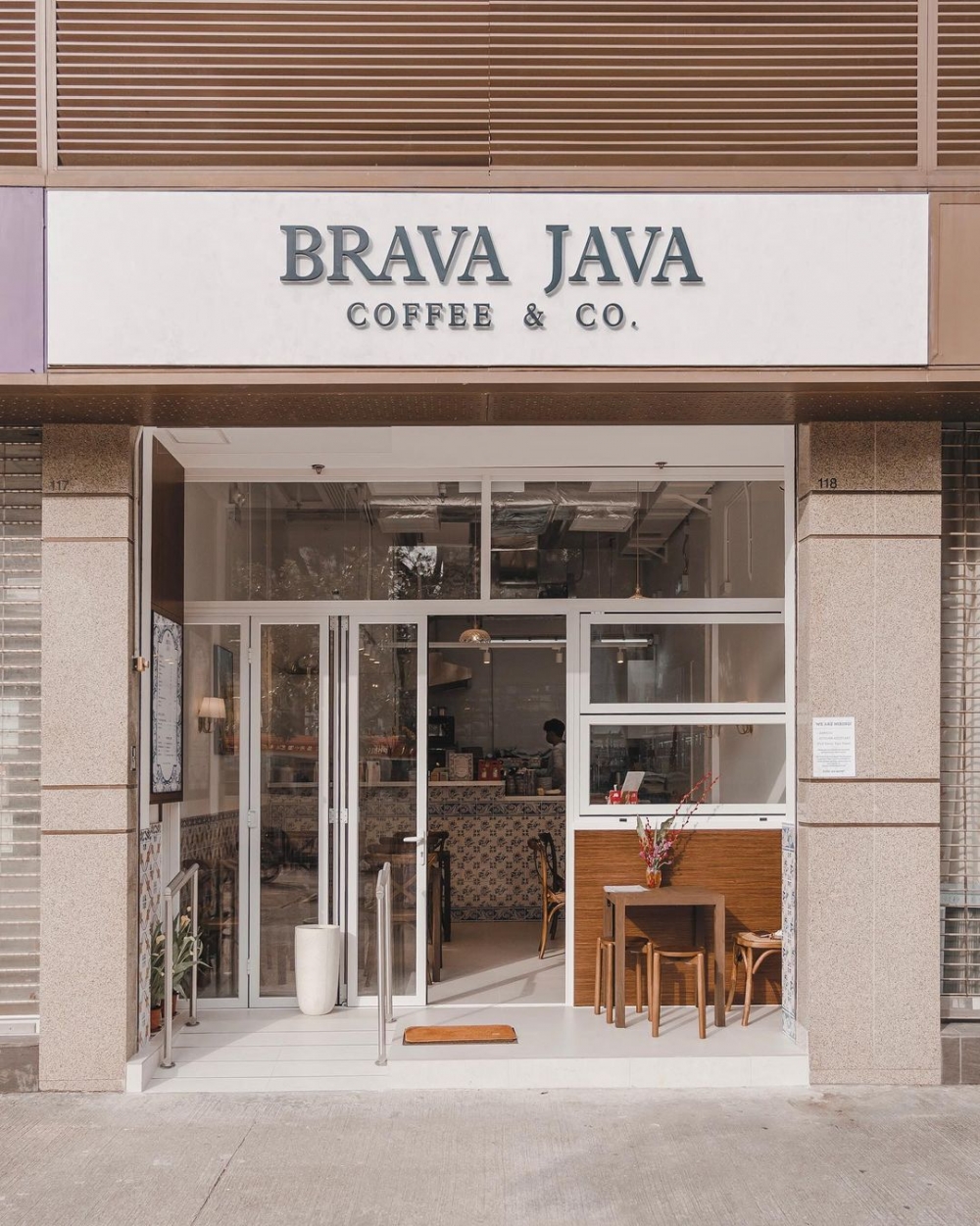 Brava Java Coffee完美揉合了異國情調、舒適的用餐氣氛。