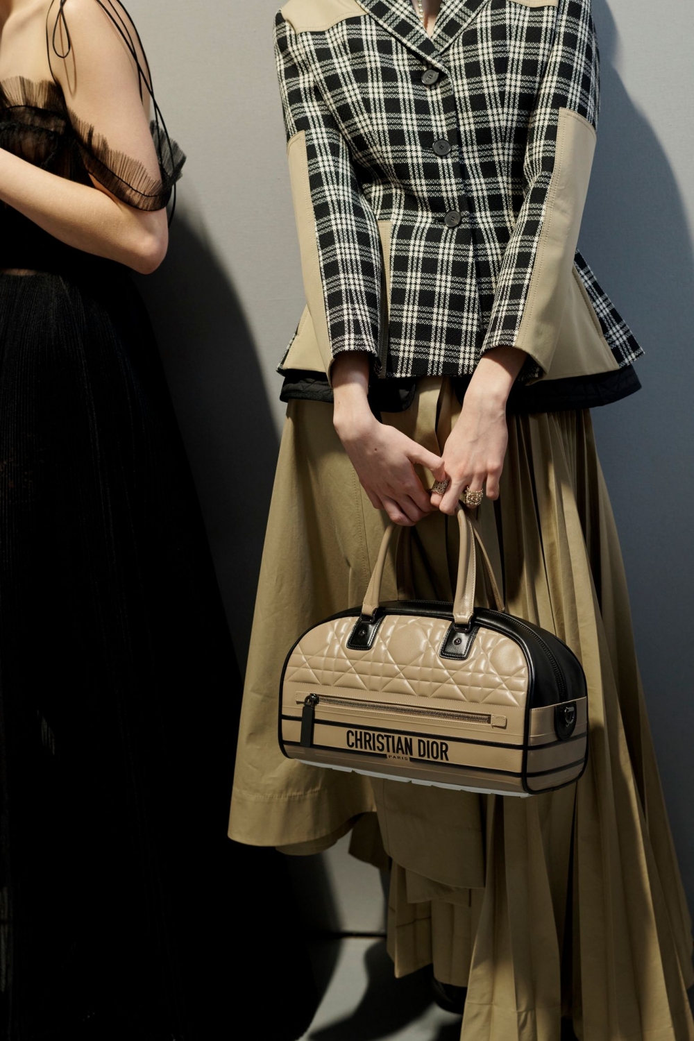 Dior Vibe Bowling Bag賦予全新的配色。