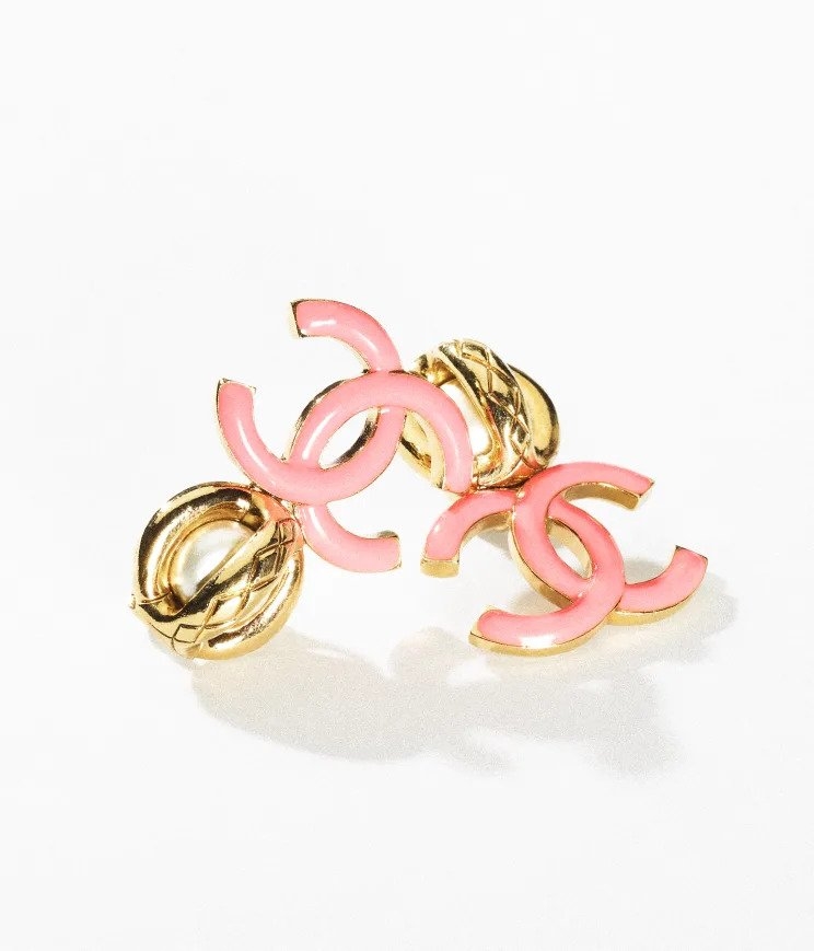 菱格紋低調細膩的刻畫在側面。