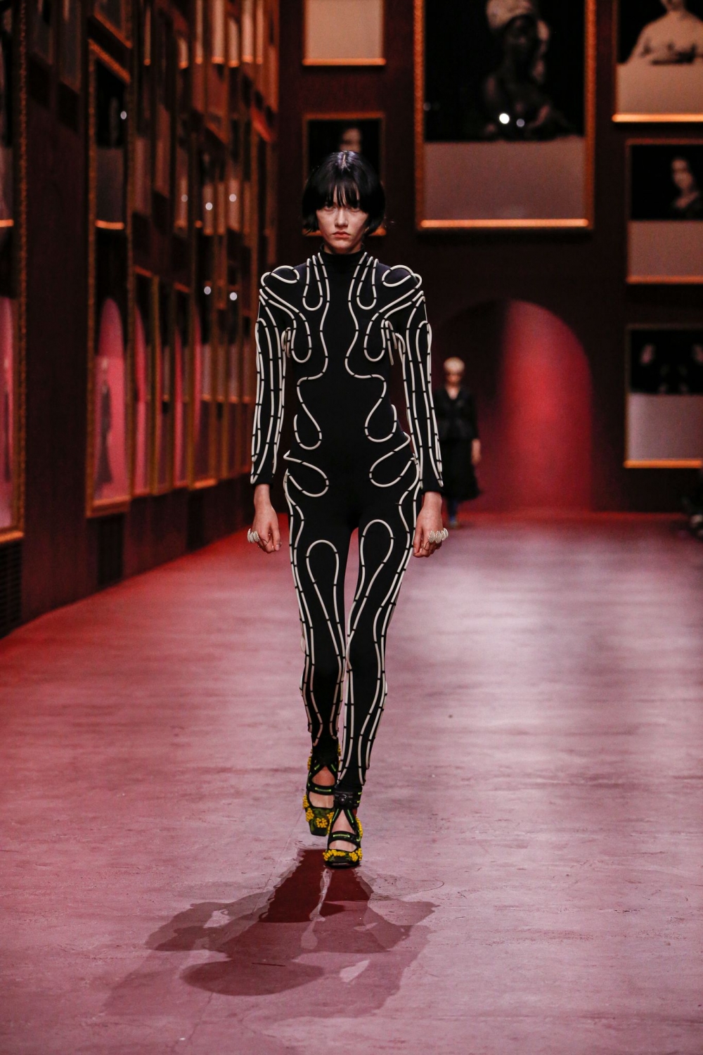 佈著發光線條的連身衣宛如靜脈與動脈的錯綜交織，有維持身體恆溫的功能。