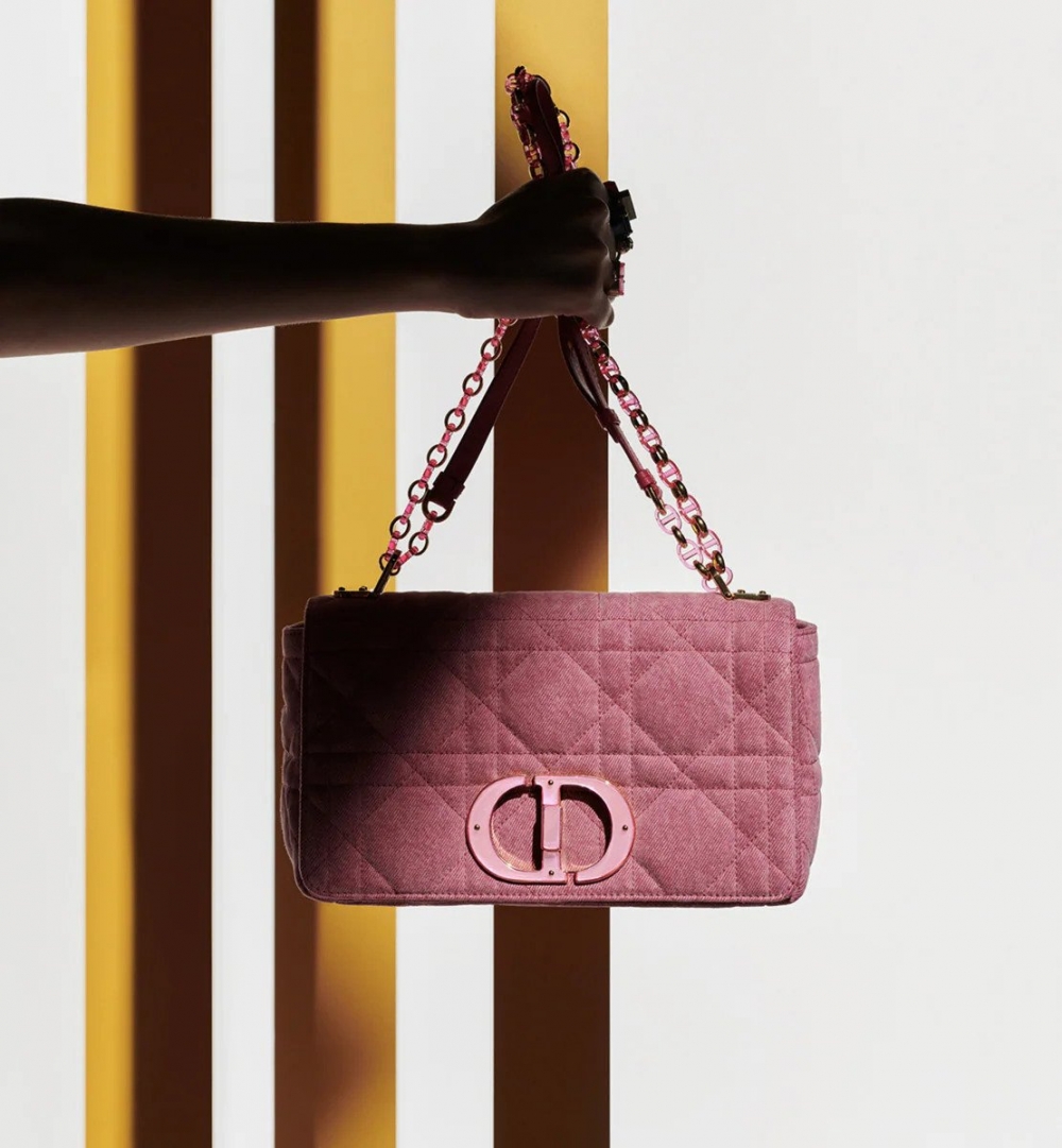 經典款式換上亮麗色調的丹寧、皮革材質,構成了本季標緻亮點。