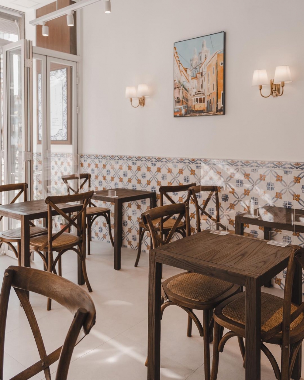 店內以木質桌椅,為主要用餐區。