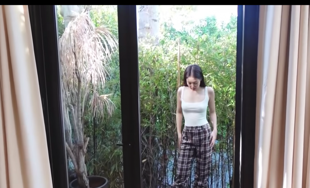 在介紹陽台時,也讓人注意到她的居家穿搭。