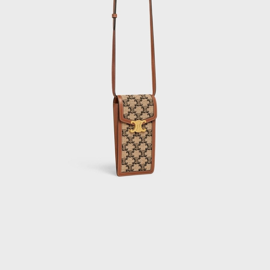 方形底座與矩形主體令人容易收納手機。