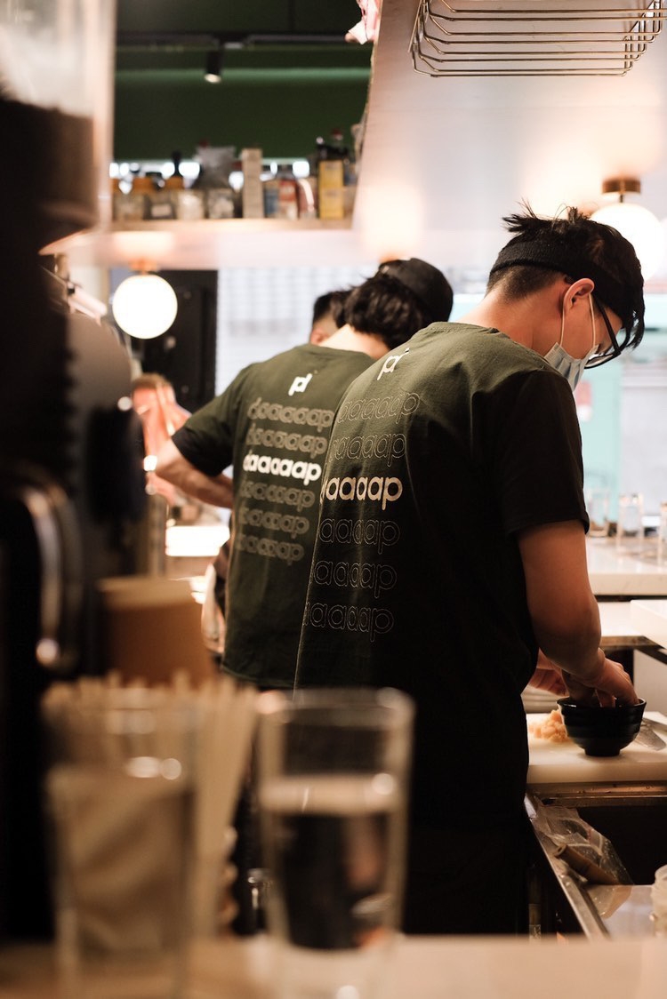 開放式的廚房讓所有製作過程都一覽無遺。