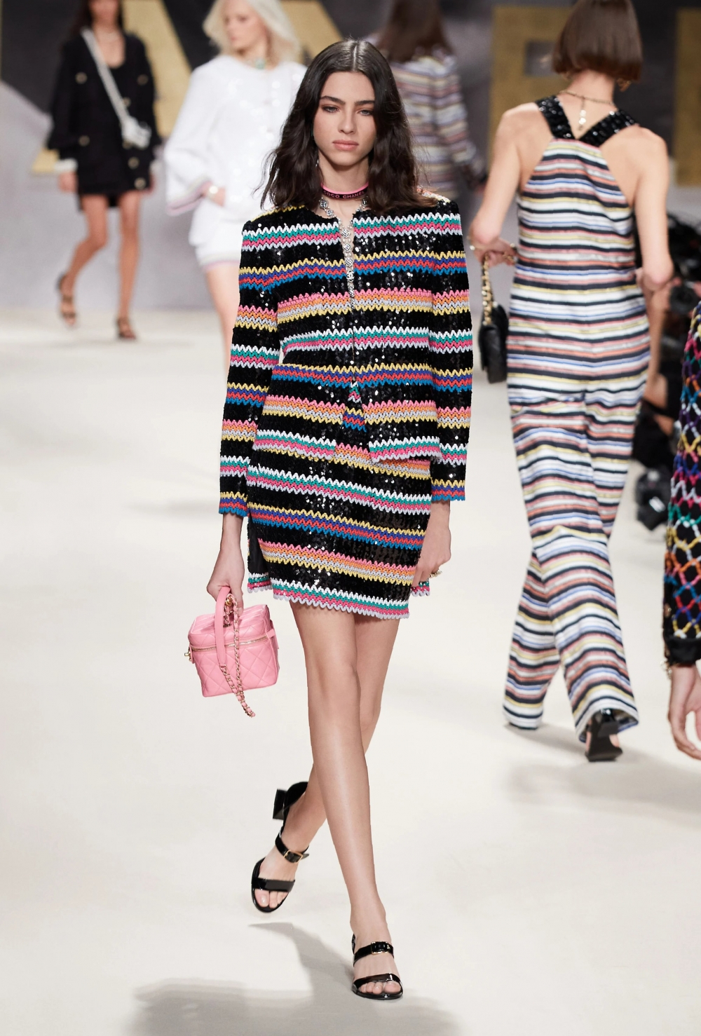 帶上你的優雅手袋，帶著它迎向春天。