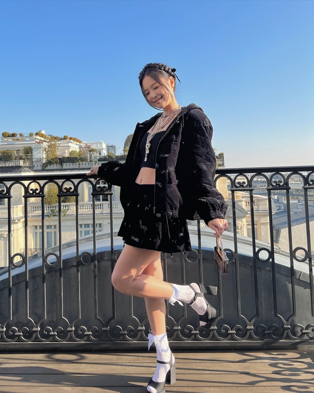 黑色Tweed緊身胸衣配CHANEL字樣的絲絨絎縫短褲與外套套裝。