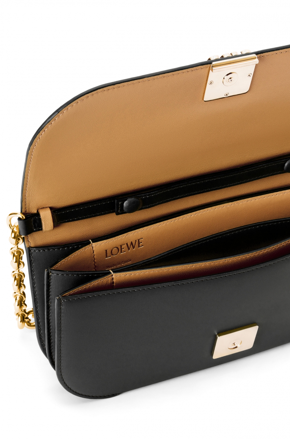 LOEWE Goya Long Clutch內部配有手風琴結構設計。