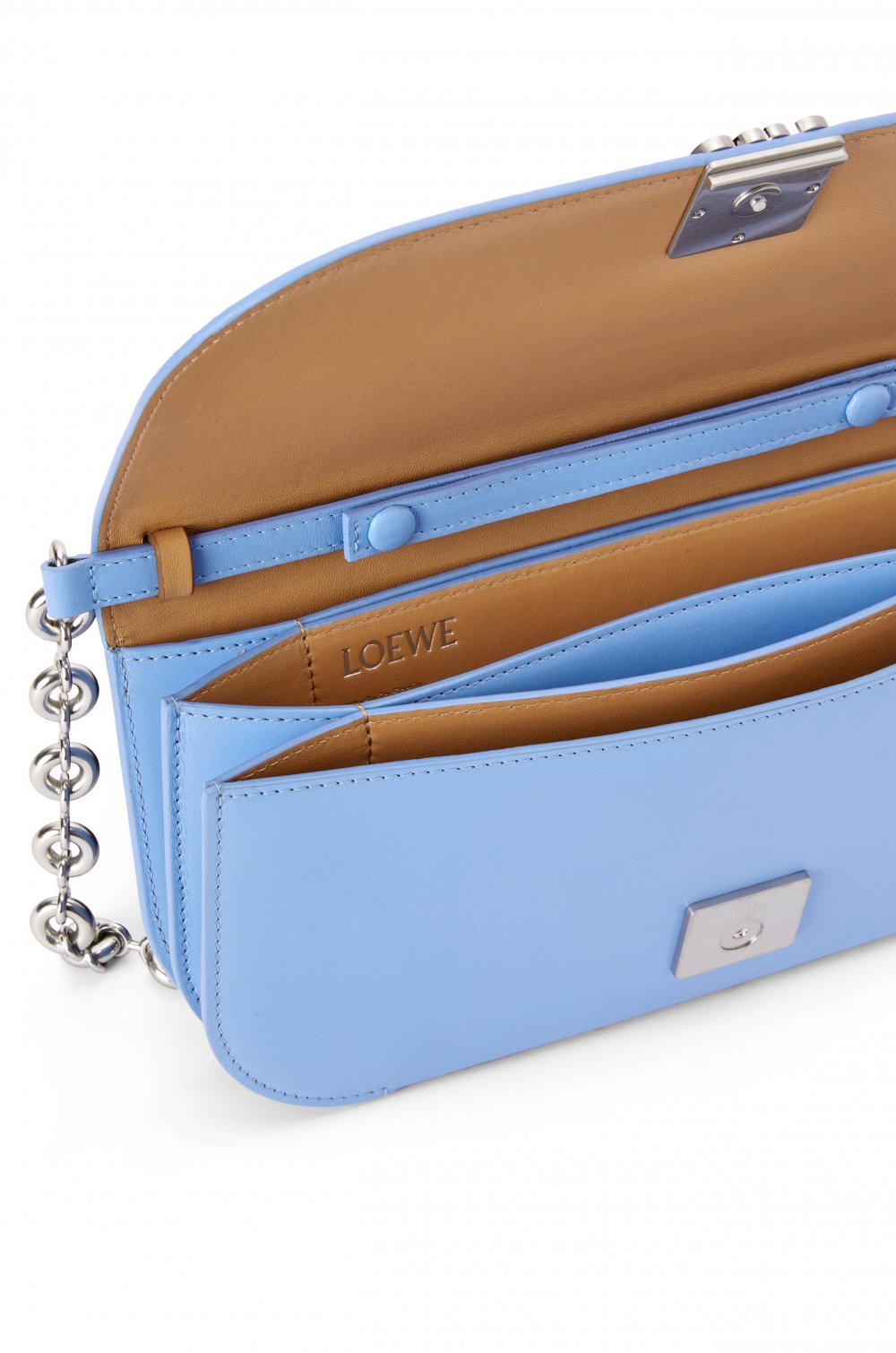 LOEWE Goya Long Clutch內部配有手風琴結構設計。