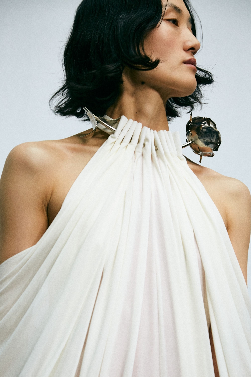 亂中有序的鋪陳下,配件與飾品與服裝融入在一起。