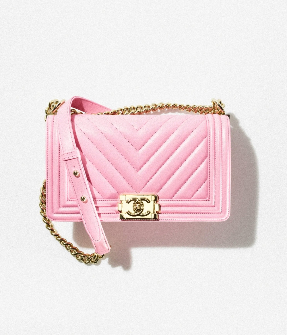 率性的廓形，搭配上粉嫩的顏色更加搶眼。