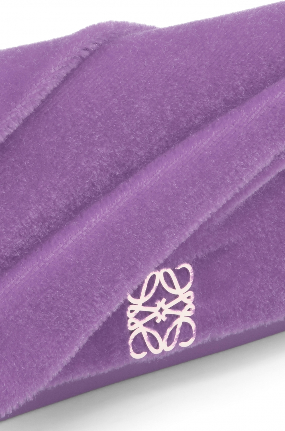 LOEWE Goya Long Chain Clutch配有Anagram浮雕標誌。