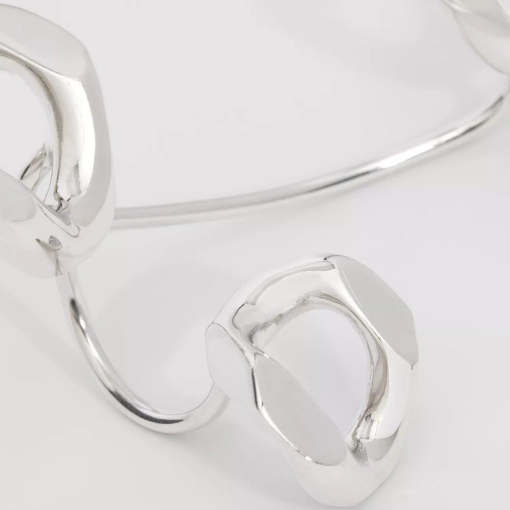 設計成像是手上的浮動鏈節，穿梭配戴在指間。