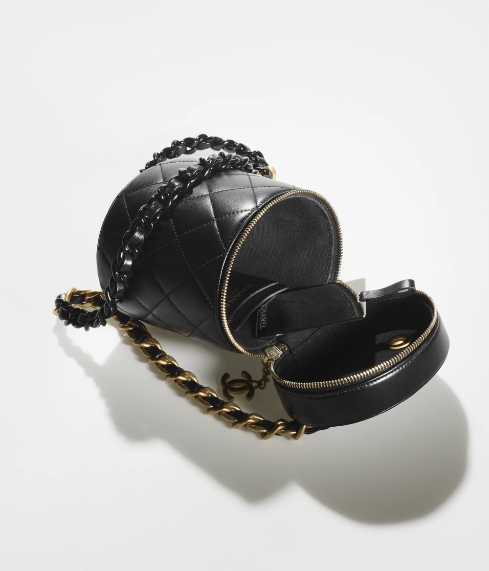 皮革交織金屬鏈條也在不經意之中成為焦點。