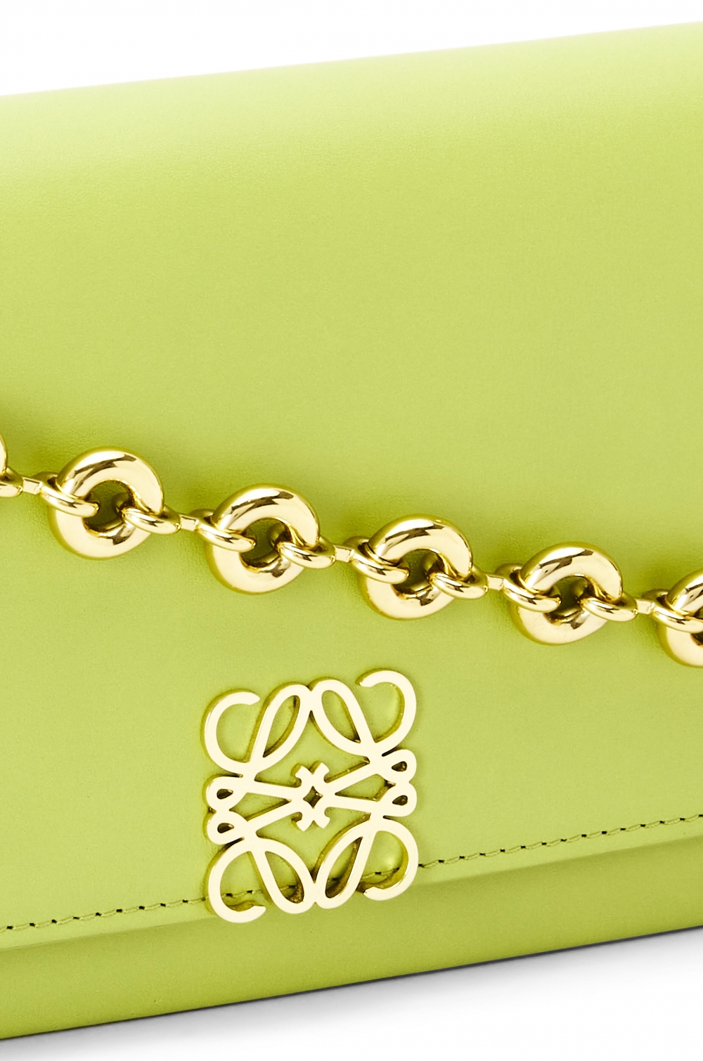 LOEWE Goya Long Clutch採用光滑小牛皮製成。