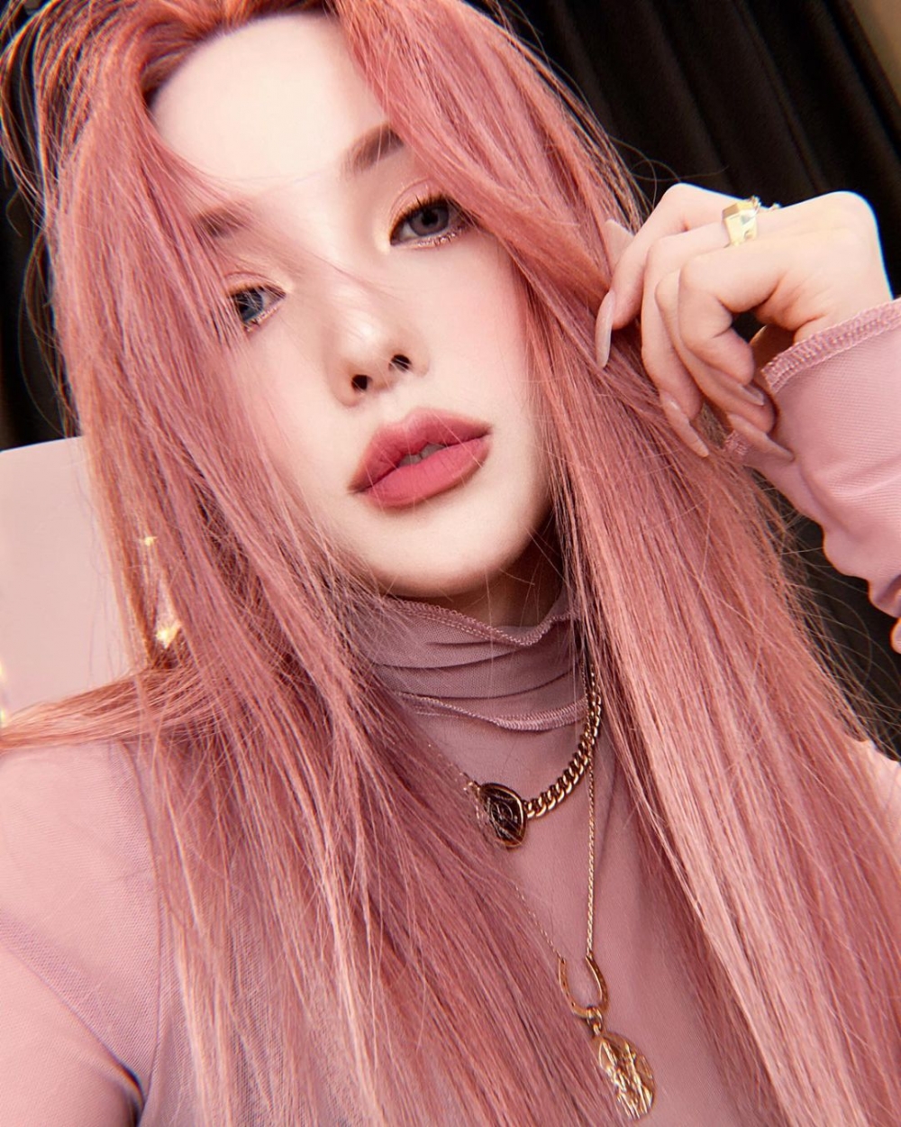 想知粉紅髮色應配合怎樣的妝容?就要看美妝大神Pony的示範。