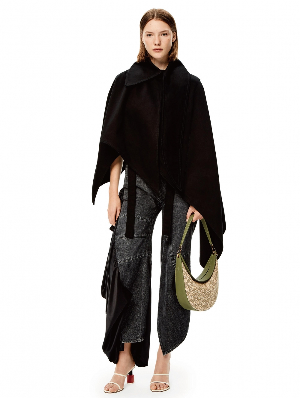 模特兒示範揹上提花壓紋款式。