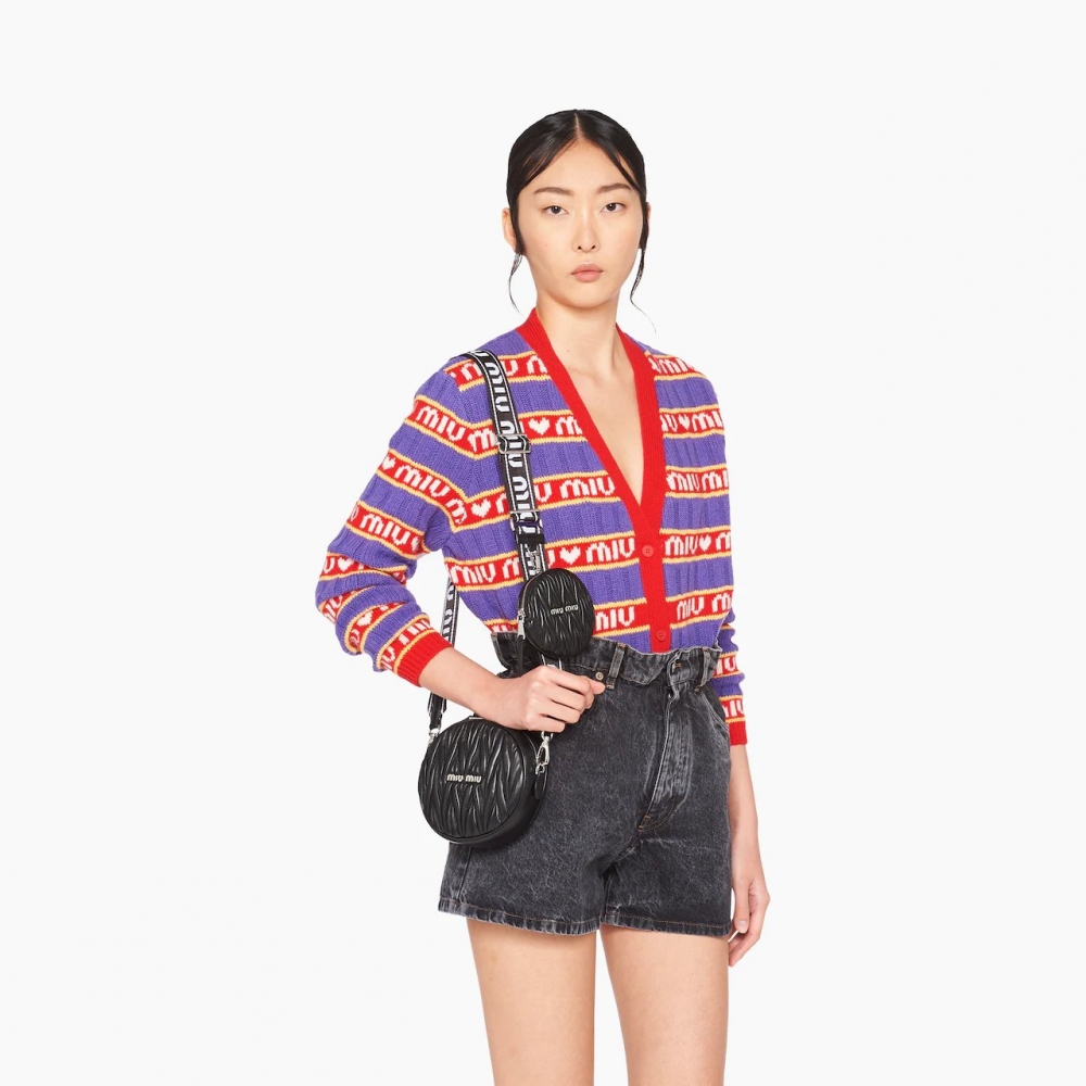 多合一的手袋更有造型感也相當時髦。