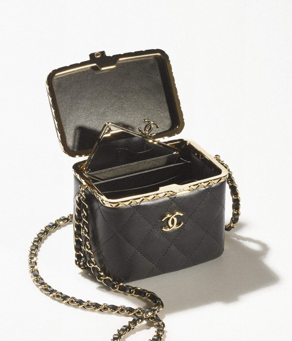 掀開來內部配有一個能攜帶的小鏡子,足夠的實用程度。