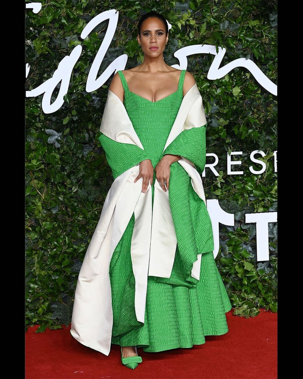 這也不是她第一次選擇Emilia Wickstead的服裝。