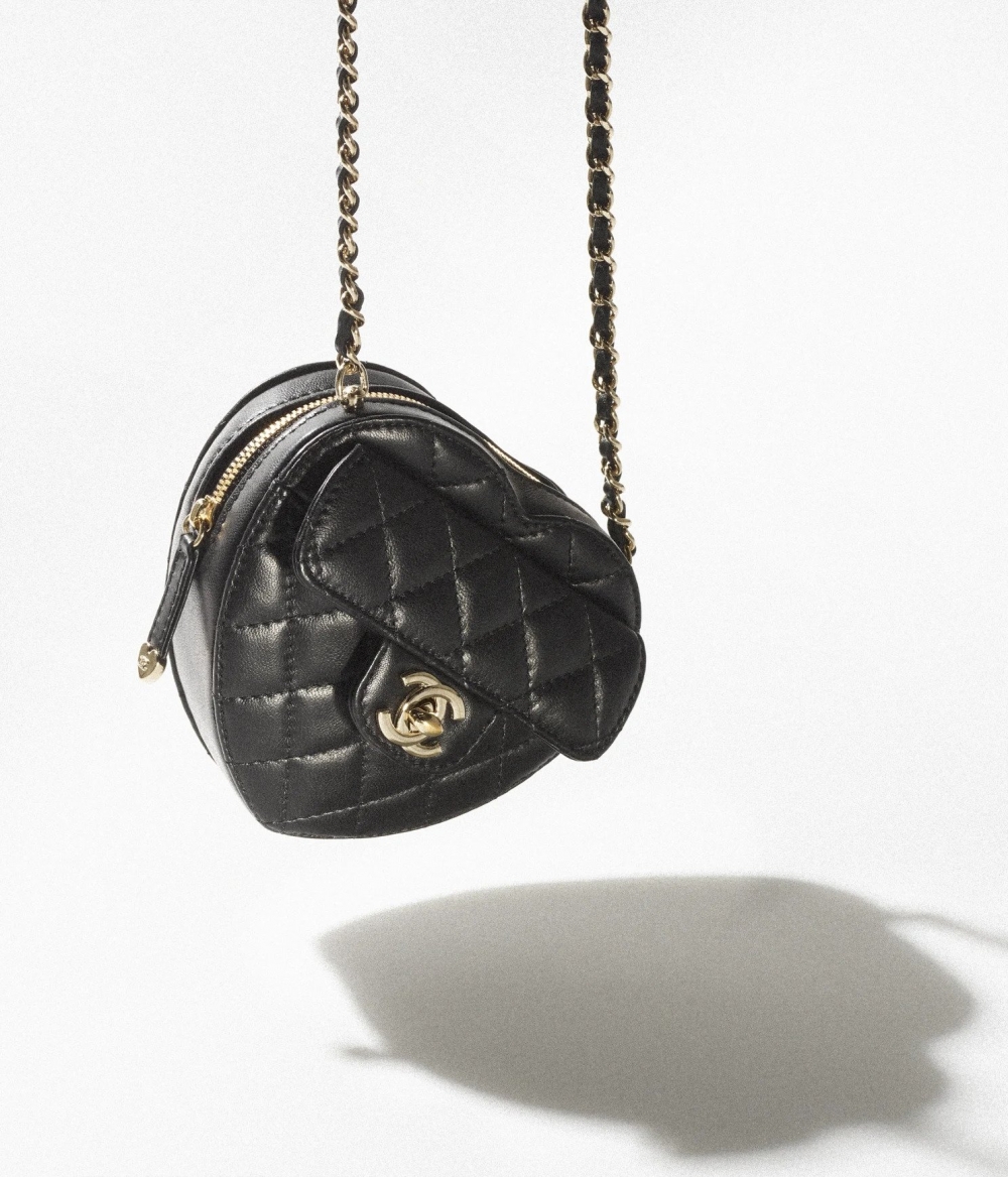 賦予愛心輪廓,選擇黑色不會特別招搖也能吸引幾分目光。