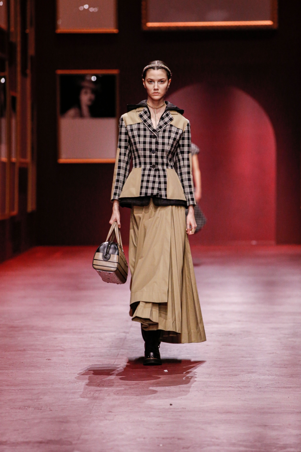 經典的套裝換上格紋印花，優雅基因依然保留。