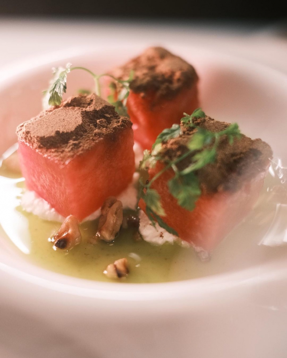 醃西瓜，以梅干粉、馬斯卡彭起司與核桃製作。