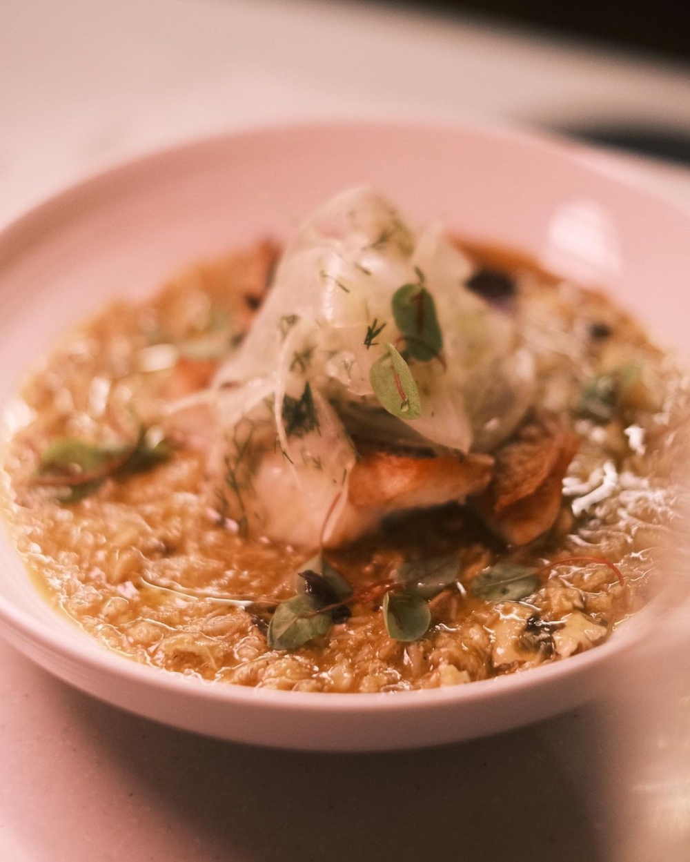 香煎鱸魚與大閘蟹濃湯組成的料理。