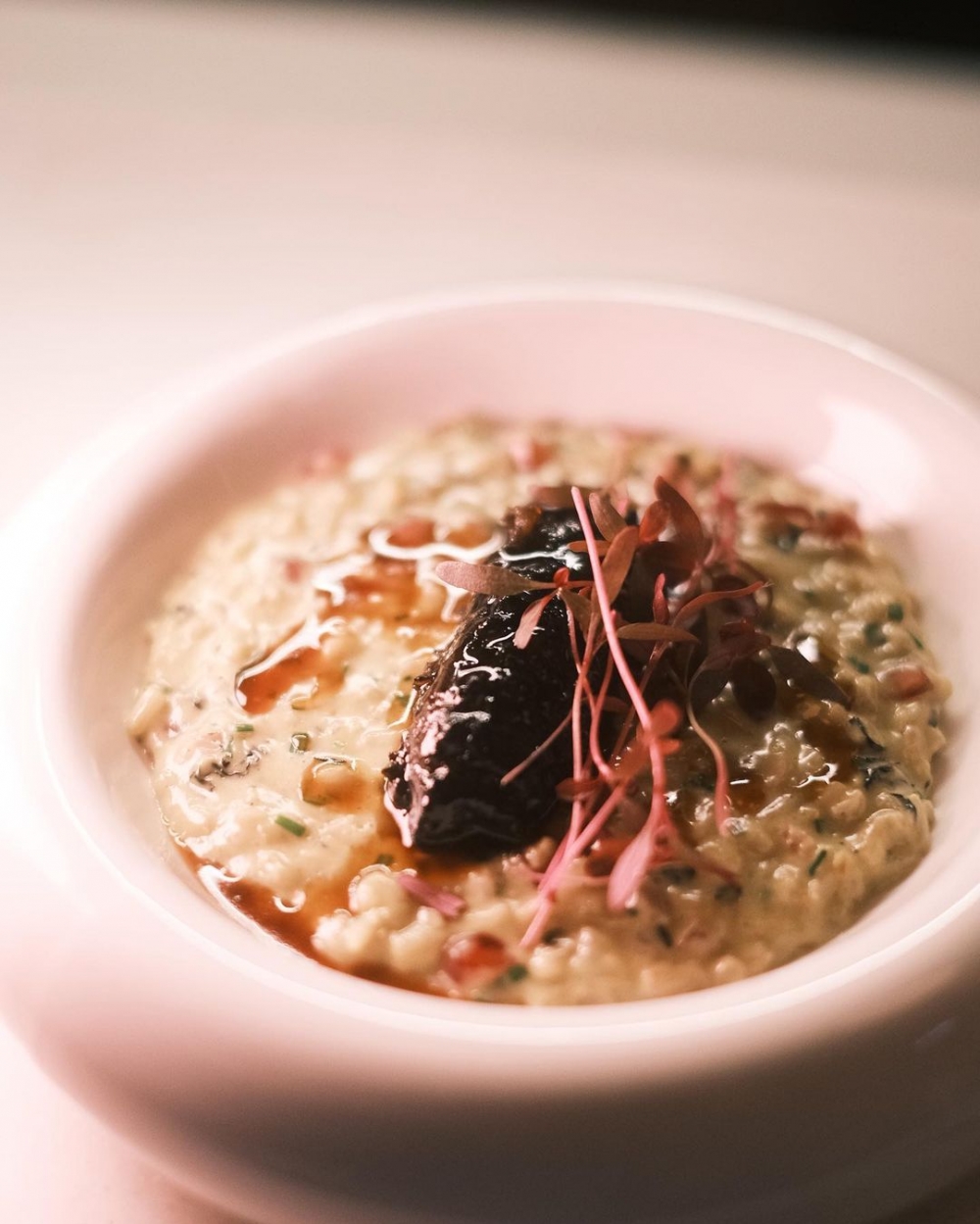 姜柚子醬燉海參配香菜的燉飯，濃郁和滑順。