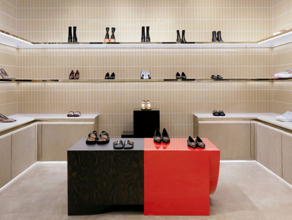 店內偶三層樓的空間,相當氣派大方。