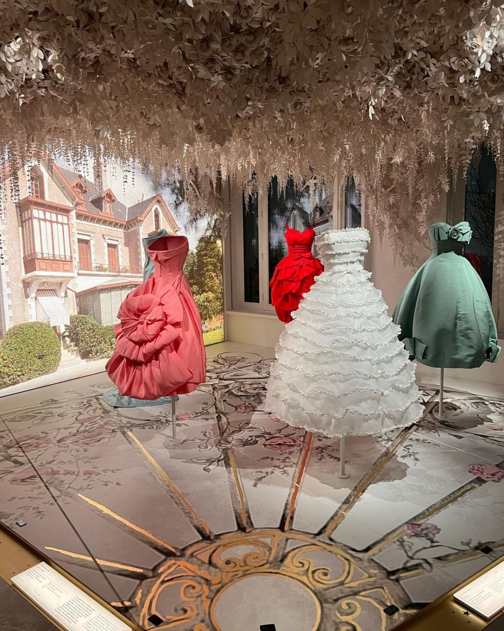 欣賞著多套精美的設計，讓你大飽眼福。