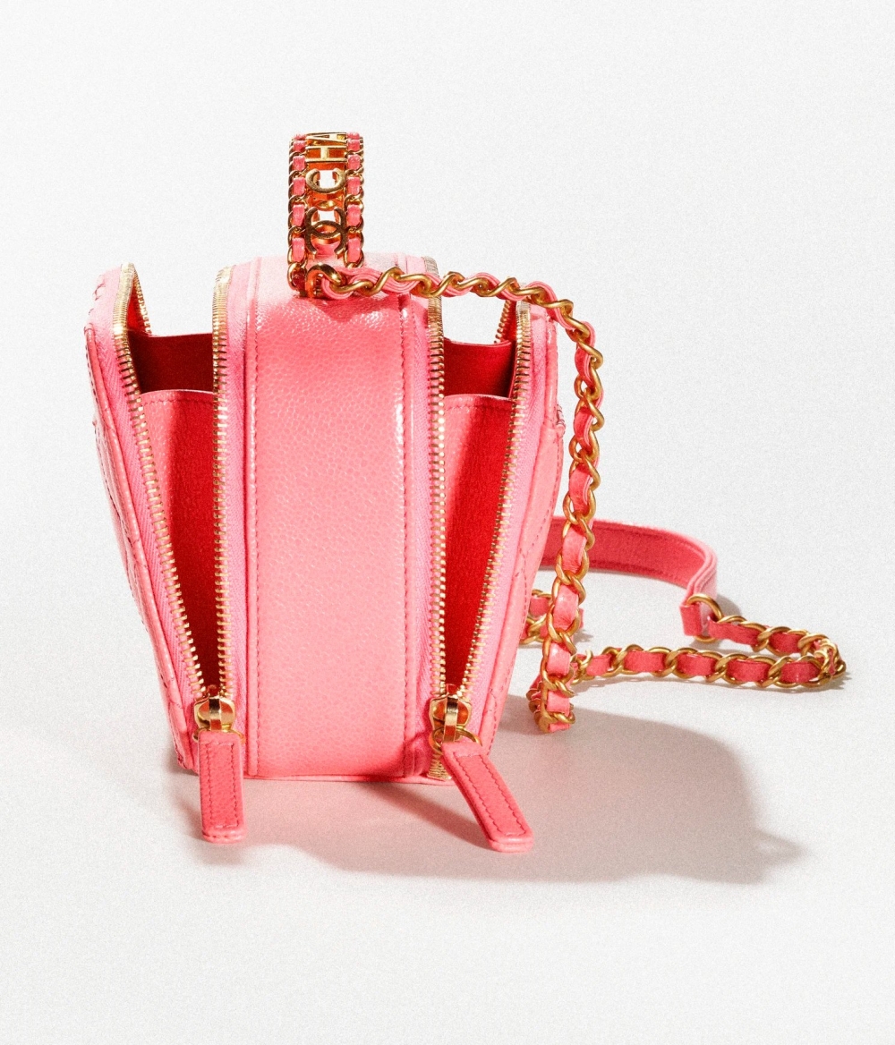 方形箱子的設計，搭配上雙拉鏈讓它多格外特別。