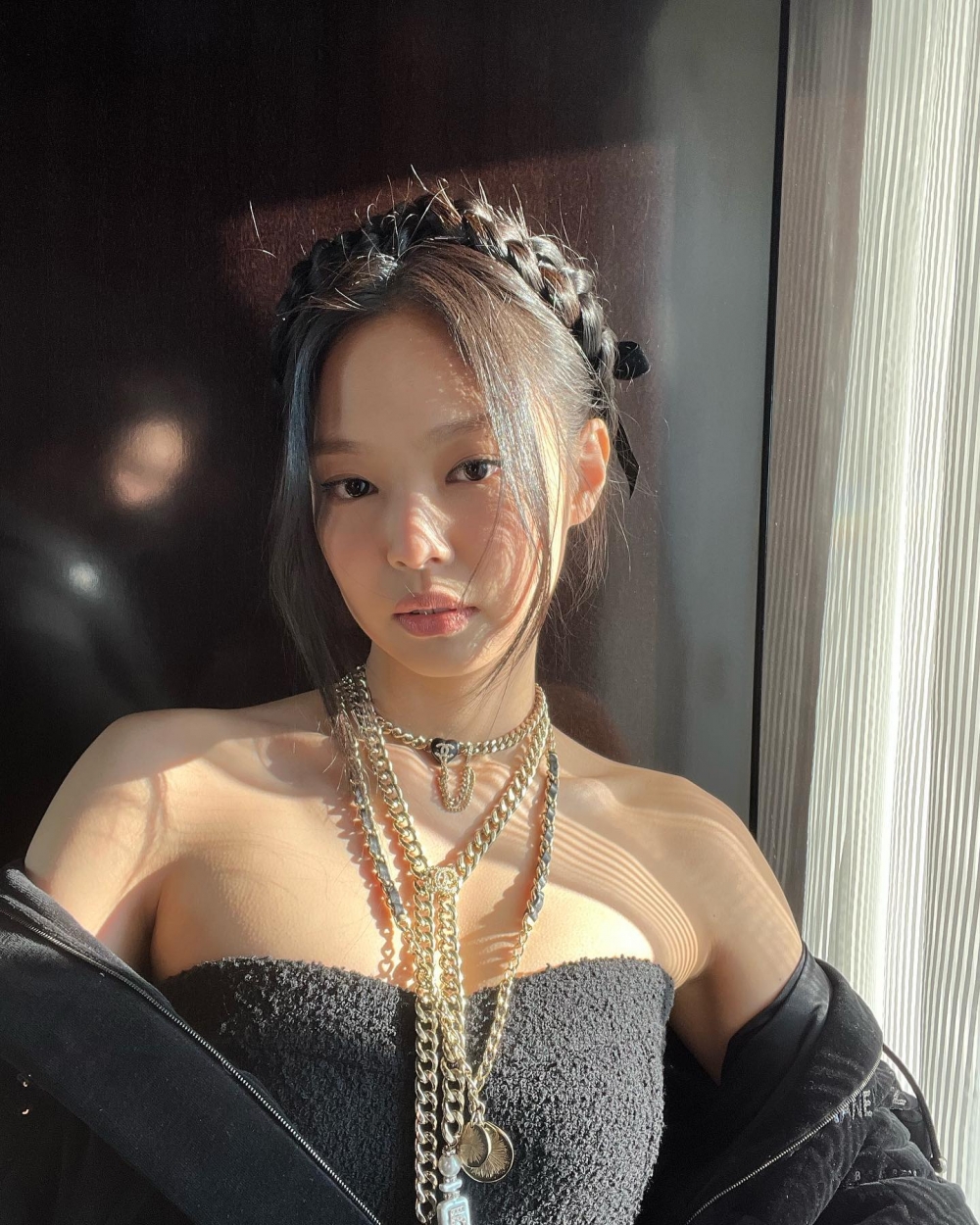 她更把頭髮編成辮子,完美展現Jennie的俏皮感。