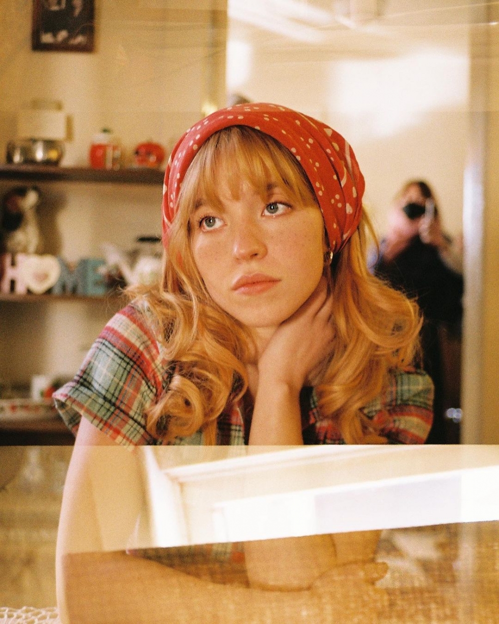 近日將頭髮染成了紅棕色的她帶來了新的消息。