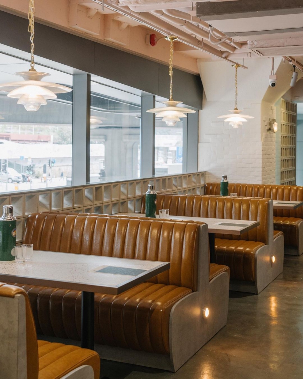 唯美復古的燈光，賦予了場域溫暖的氛圍。