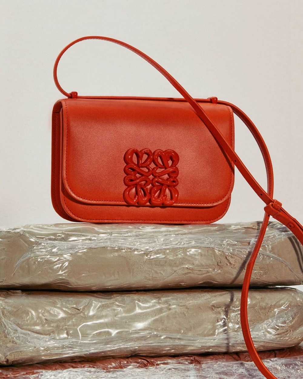 Goya不僅Logo放大,以同色系標誌作新容貌。