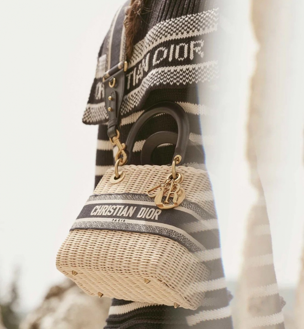 輕盈的夏季,編織手袋總能呈現輕鬆氛圍。