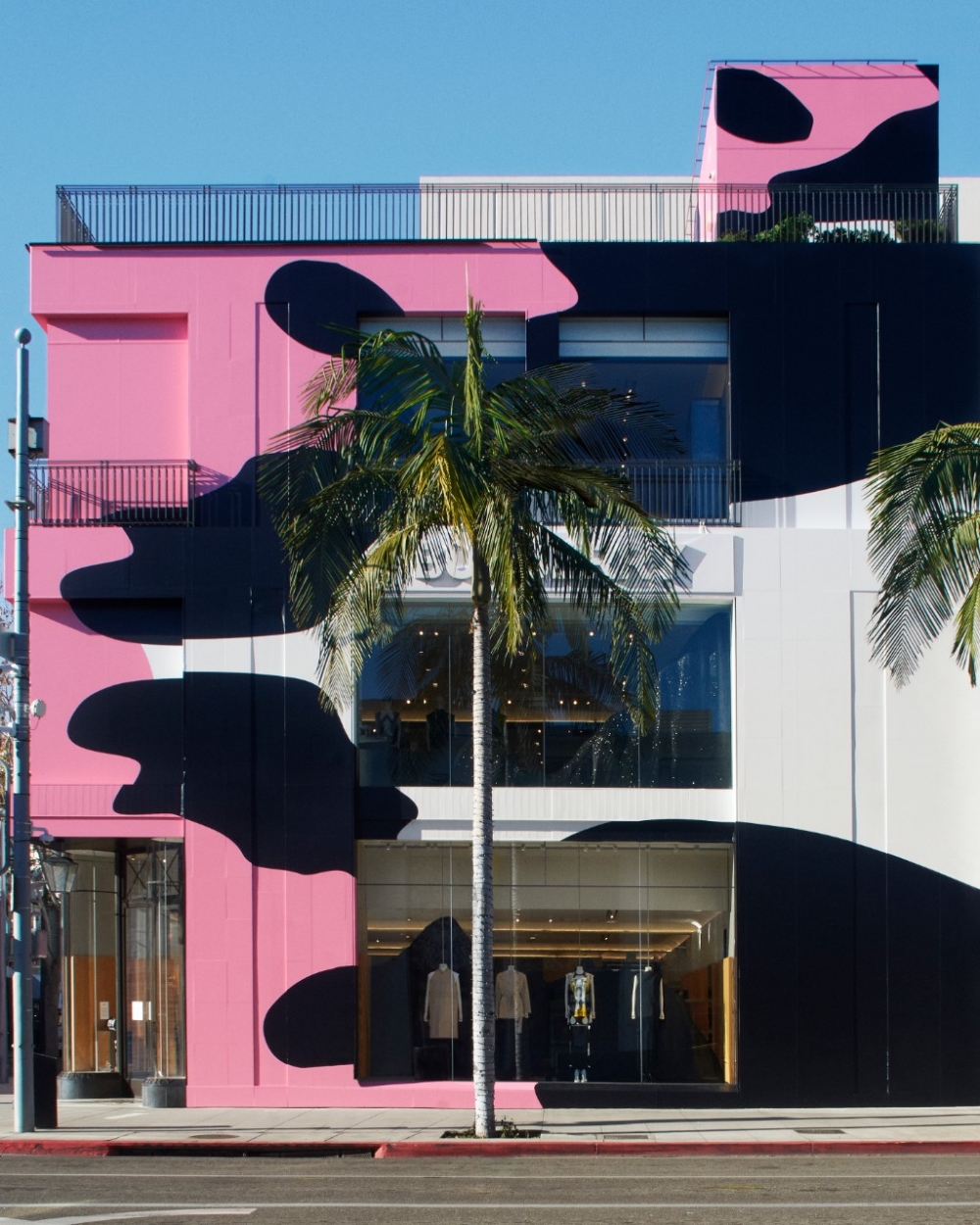 Burberry 2022春夏系列Animal Instincts變奏化身為一間位於比佛利山莊Rodeo Drive旗艦店。