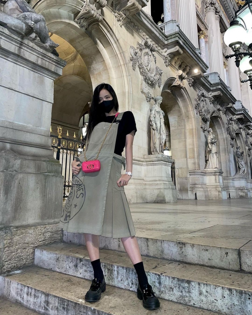 Jisoo也在這次演繹的多套穿搭。