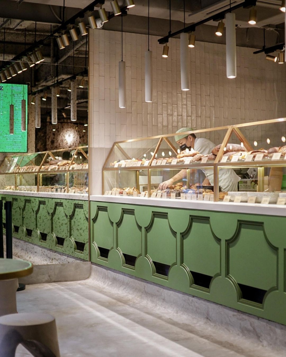 深綠色的裝潢元素，讓整體有歐洲氣息。