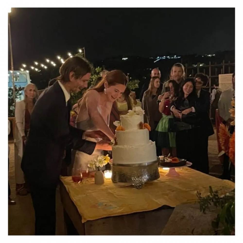 婚禮從白天舉辦到黑夜，洋溢著浪漫的氣息。