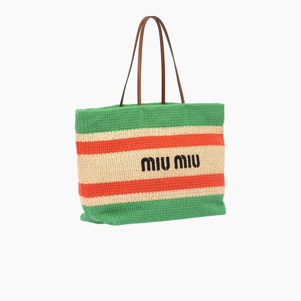 採用拉菲草製成,主要視覺以綠色搭配橘色的條紋圖案。