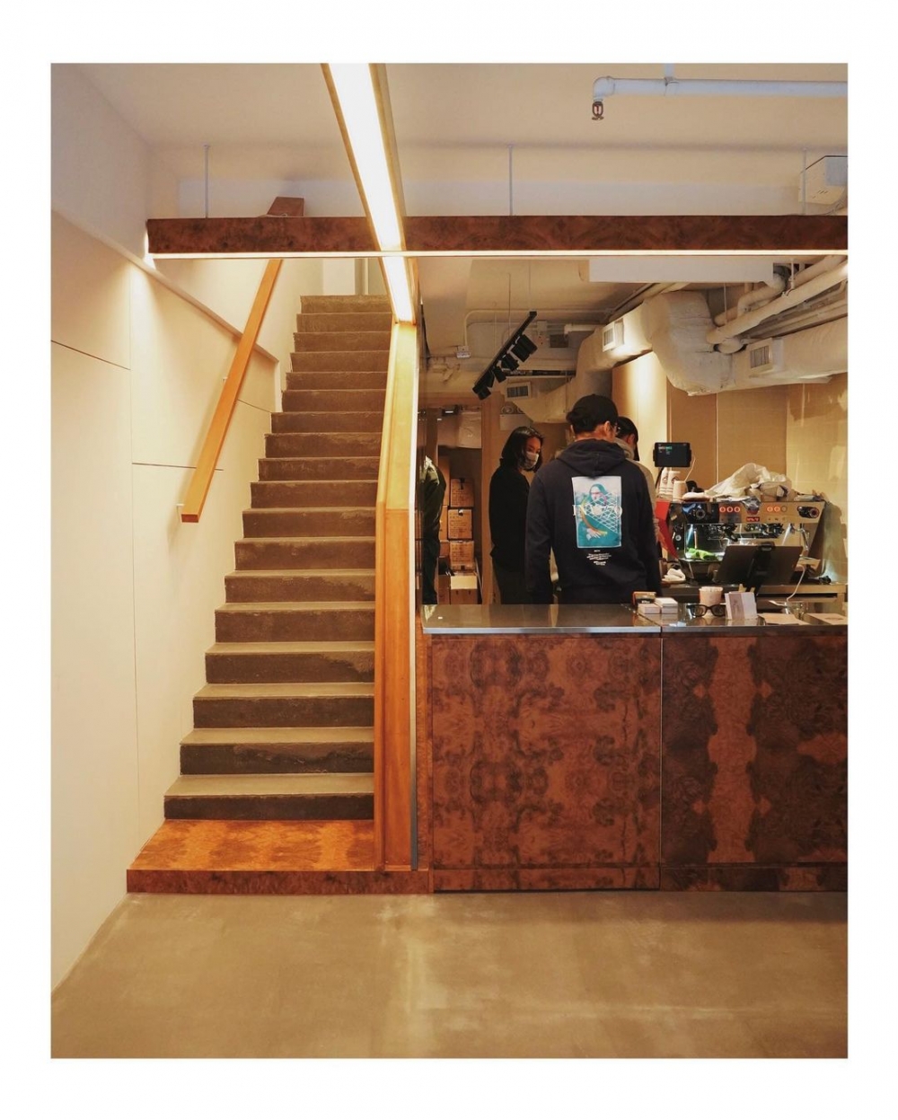 走上去2樓，上層樓是提供額外休息的空間。