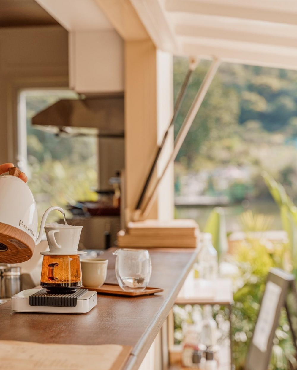 在大自然中，品嚐著餐點與香濃咖啡。